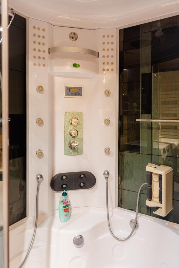 Comfy Apartment With Private Parking And Netflix Bucureşti Exterior foto
